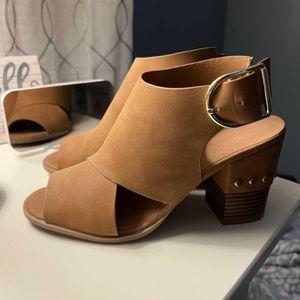 New! Never worn. Size 7